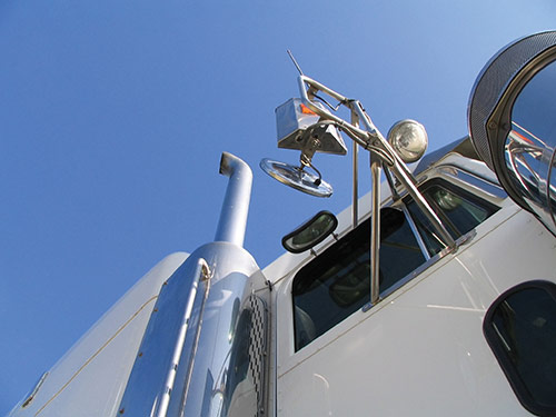 Side mirrors on semi truck cab